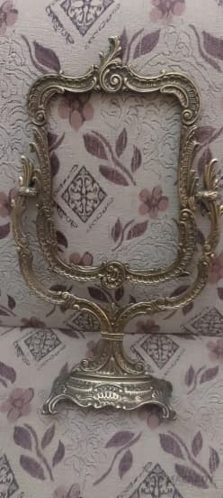 مرآة نحاس تحمل سحر حقبة زمنية فائتة نحاس نسخه اصليه لهواة التميز والرقى auction image