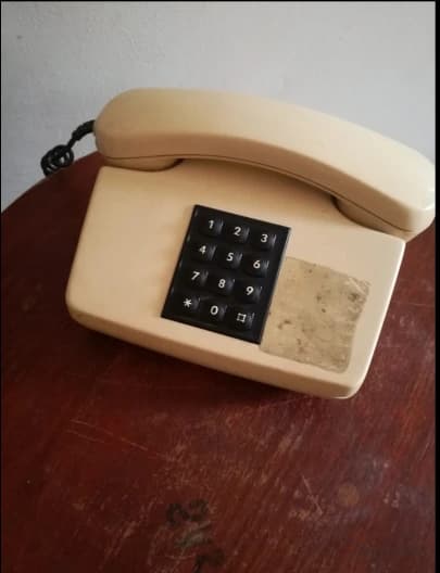 هاتف ارضي كلاسيكي من ذكريات الزمن الجميل auction image