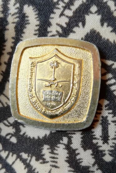 شارة تذكارية انتيك نادرة لجامعة الرياض بالسعودية لسنة 1957 اول سنة تأسيس (جامعة الملك سعود حاليا) auction image